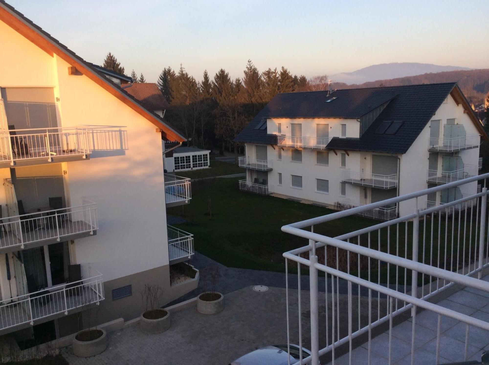 2-Zimmer-Ferienwohnung Mit Hotelservice Und 2 Balkons - Golf, Bike Und Wellness Im Markgraeflerland Bad Bellingen Exterior photo