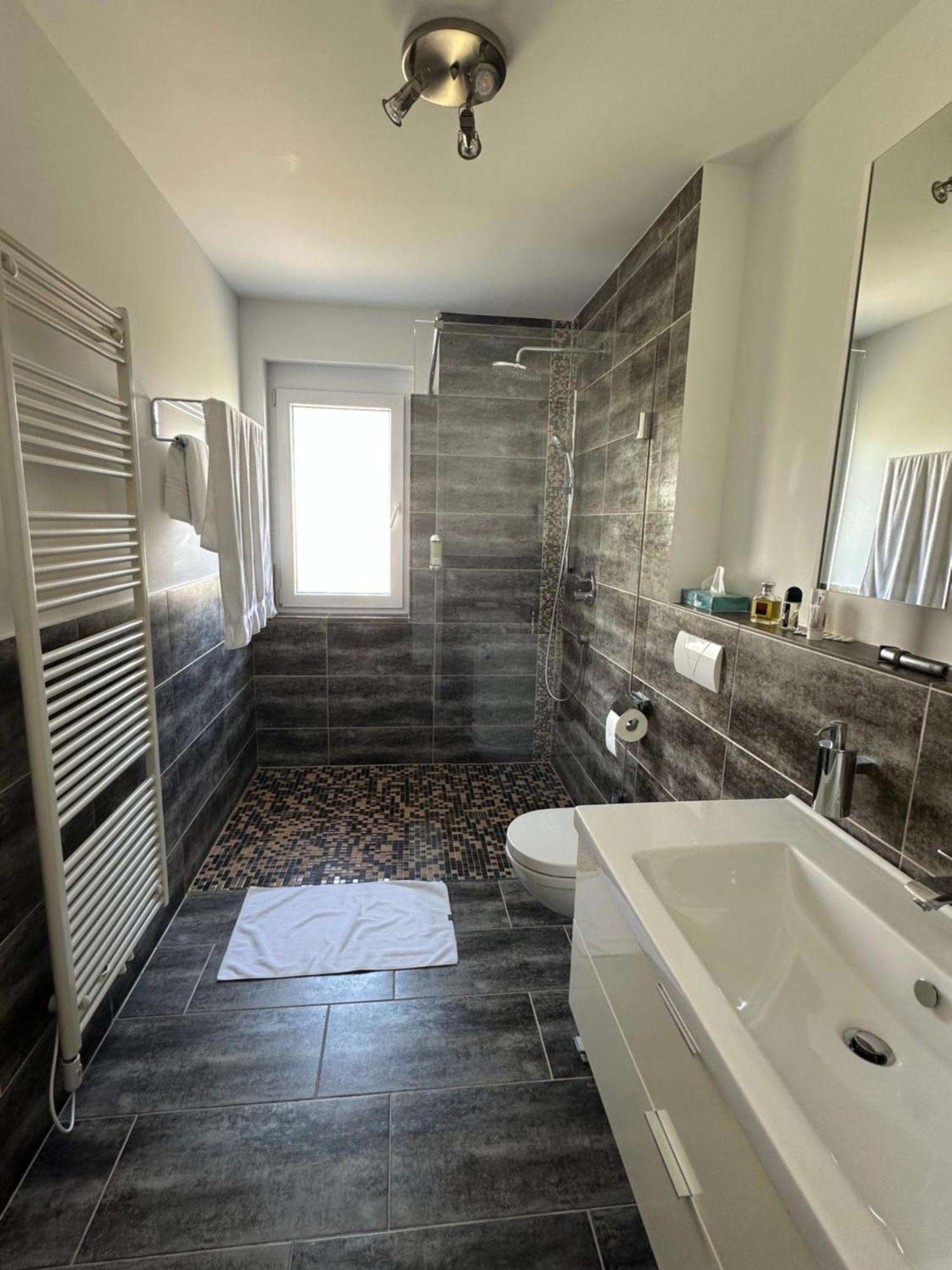 2-Zimmer-Ferienwohnung Mit Hotelservice Und 2 Balkons - Golf, Bike Und Wellness Im Markgraeflerland Bad Bellingen Exterior photo